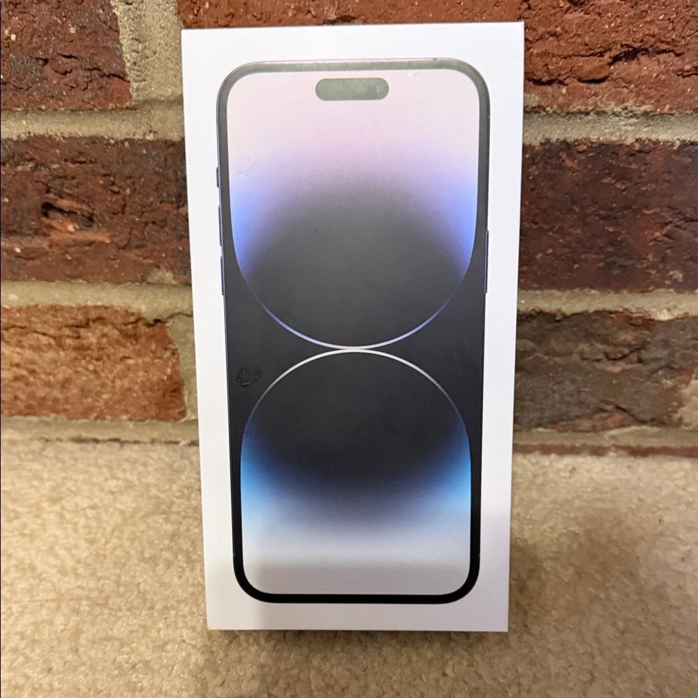 Apple iPhone 14 ProMax Packaging with White Cable